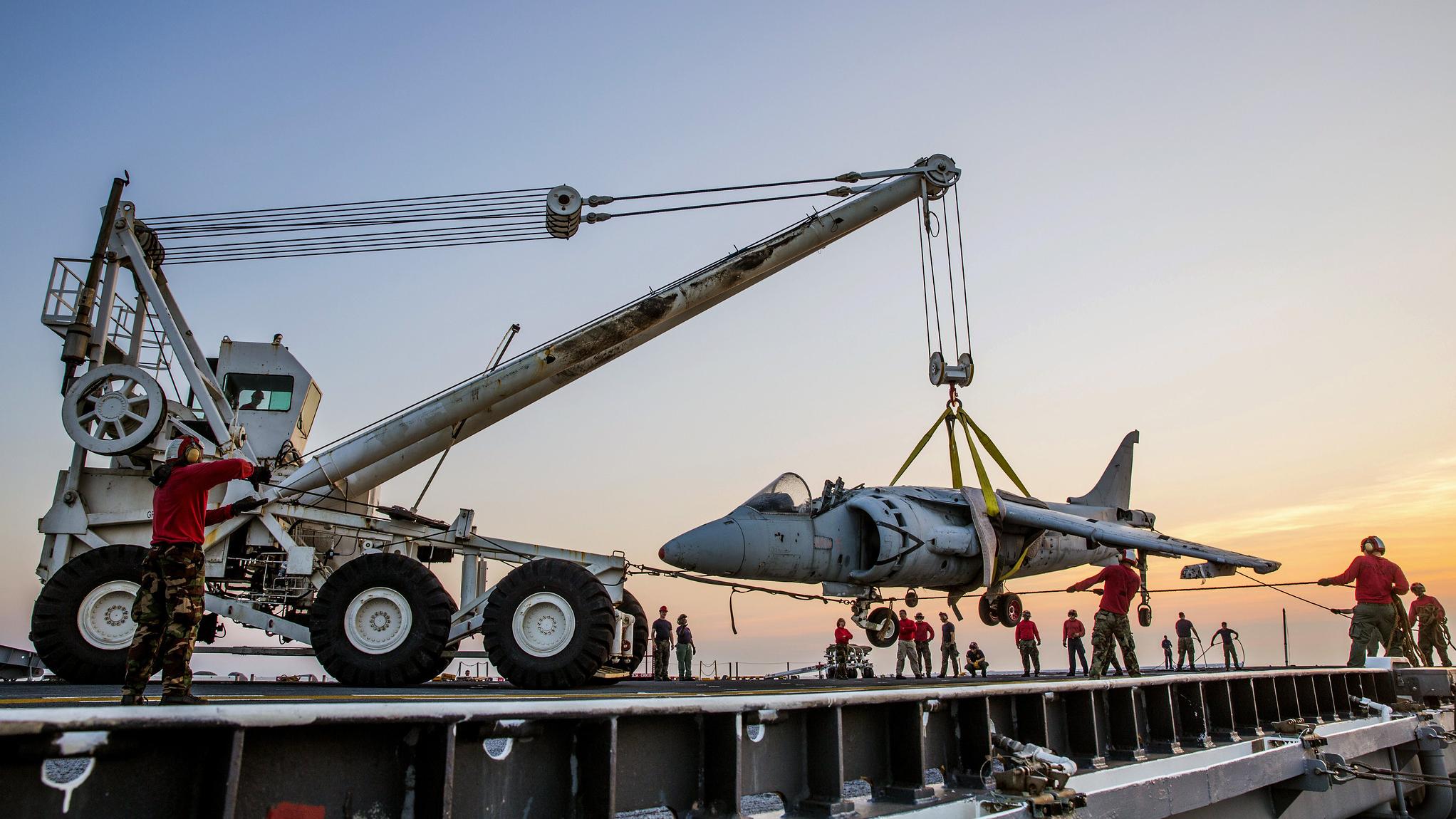 Sailors practice rigging a damaged aircraft with a crash crane 