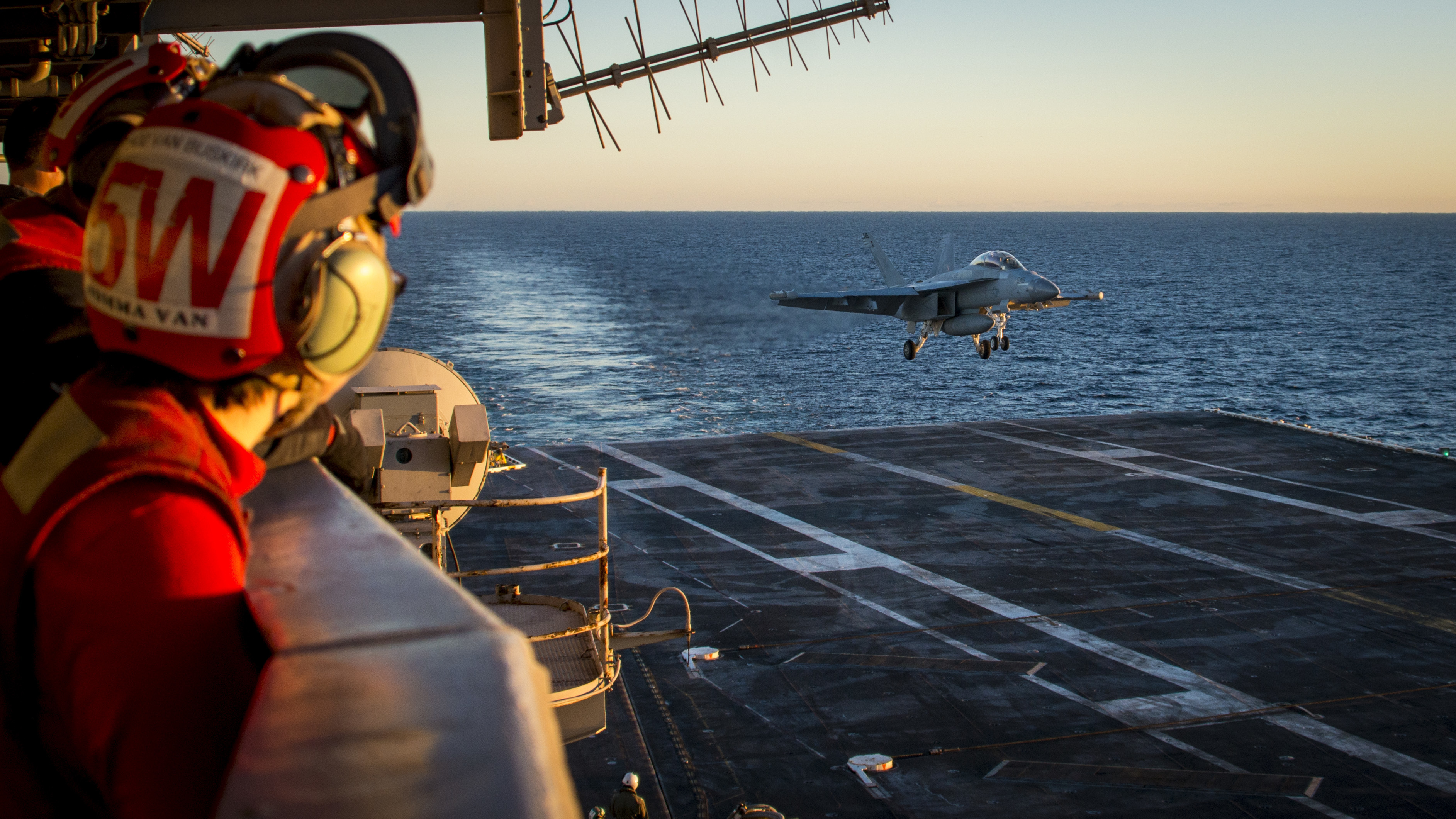 Super Hornet lands on USS Carl Vinson (CVN 70)