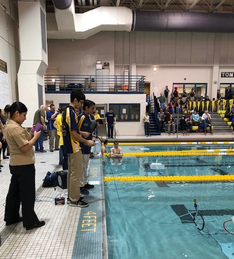 Students operate underwater robots