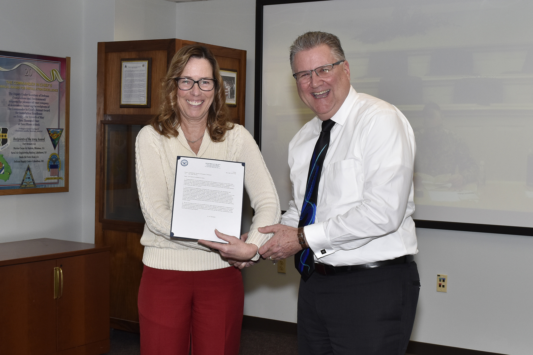 Peter Worley receives the 2018 NAWCAD Lakehurst Mentor of the Year Award