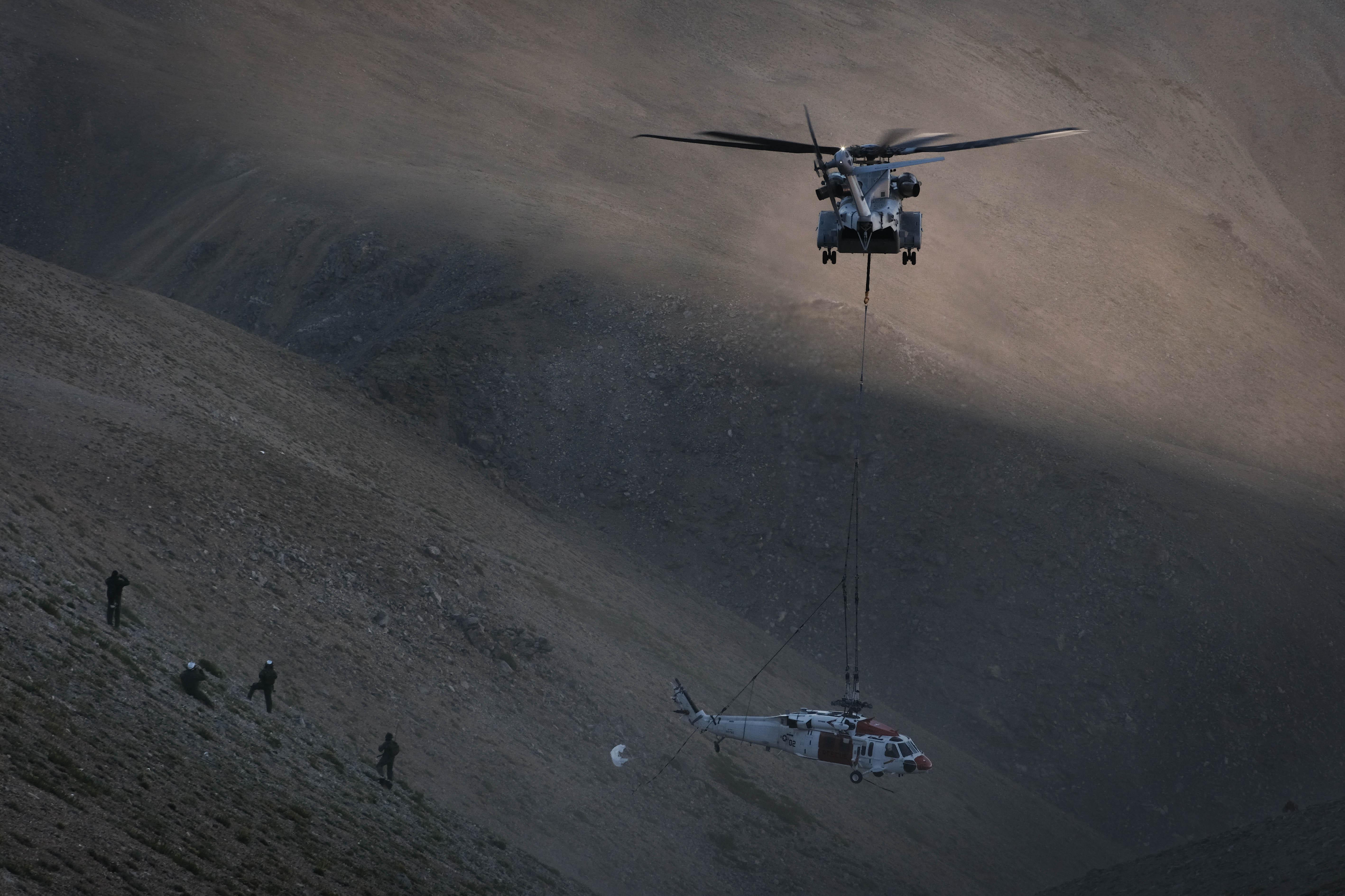 CH-53K lifts a MH-60S from the California White Mountains 