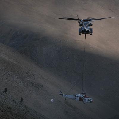 CH-53K lifts a MH-60S from the California White Mountains 