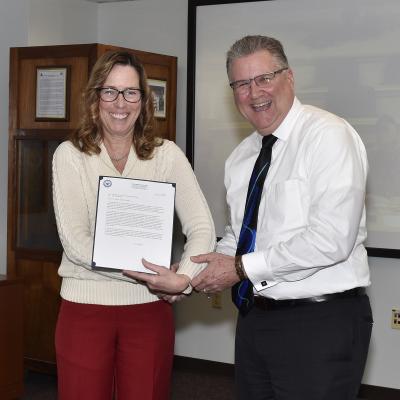 Peter Worley receives the 2018 NAWCAD Lakehurst Mentor of the Year Award