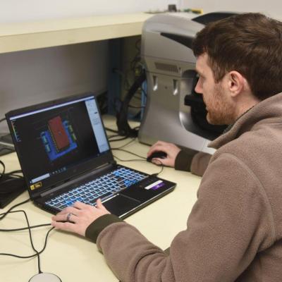 Engineer using a 3D wide-area microscope
