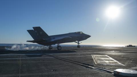 F-35C landing
